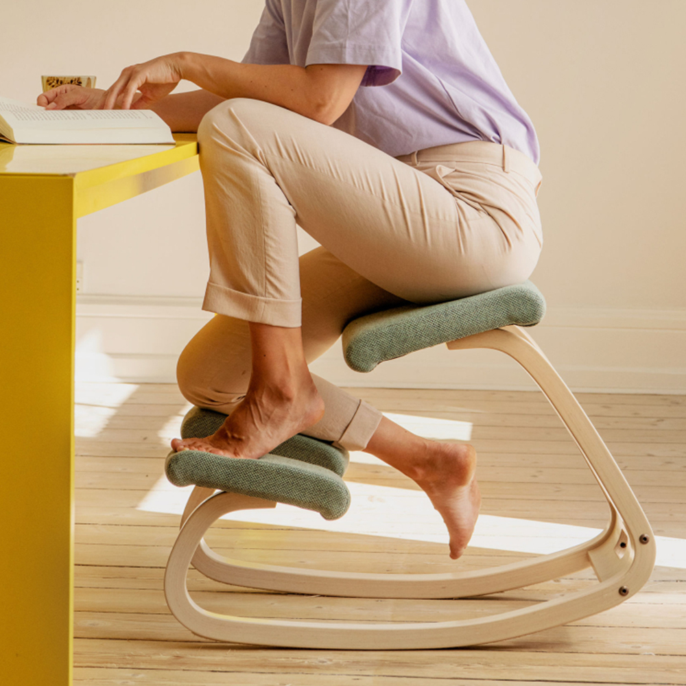 Kniestuhl von Variable – das Original